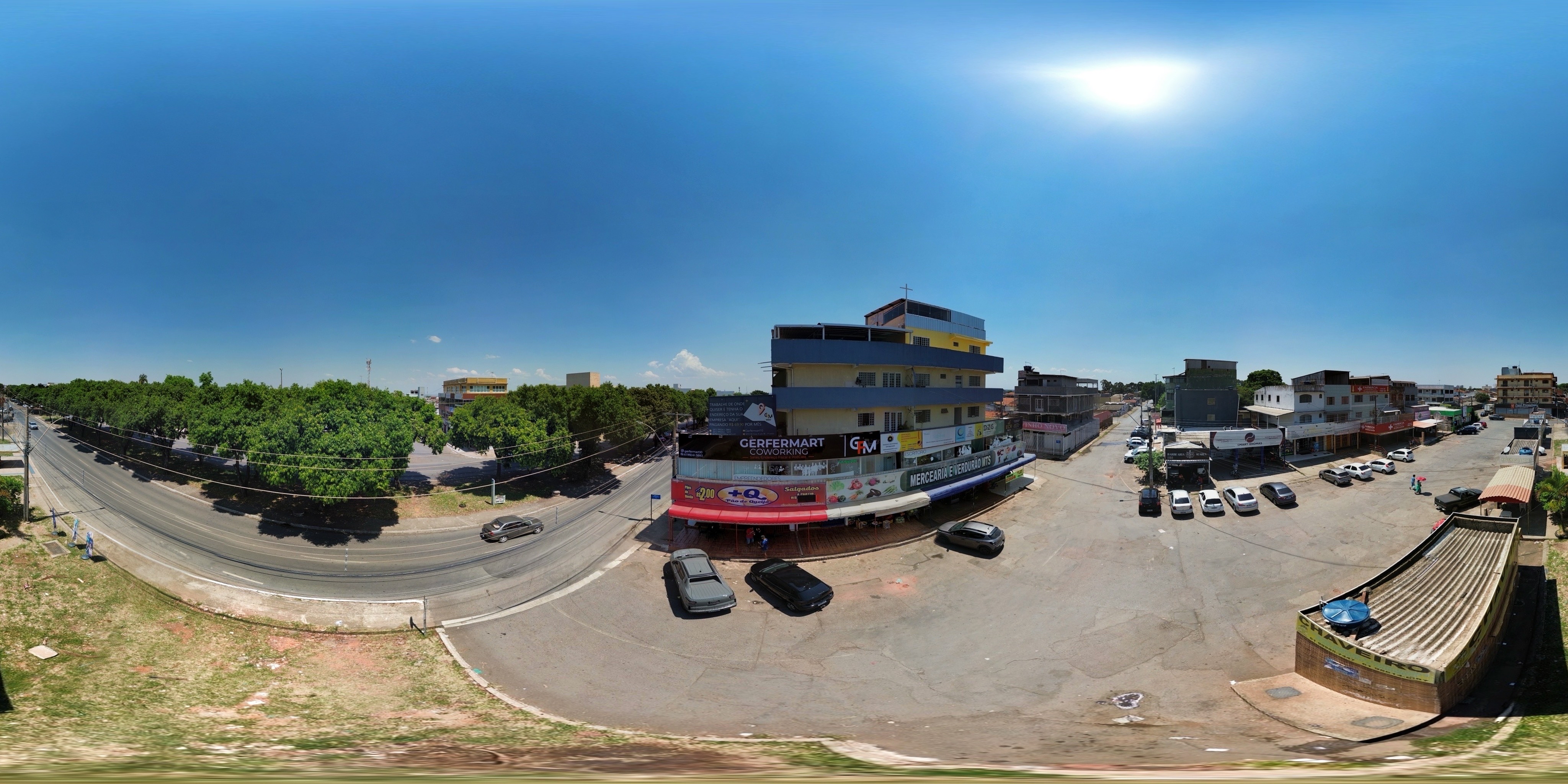 Fachada e estacionamento do Gerfermart Coworking