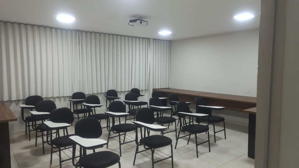 Sala Multifuncional com carteiras para treinamentos e cursos
