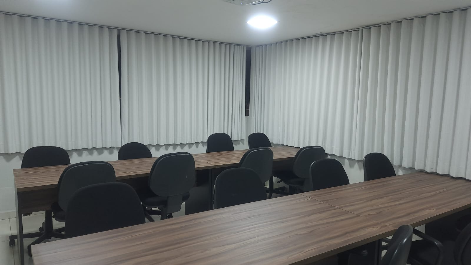 Sala Multifuncional em linhas com mesas separadas