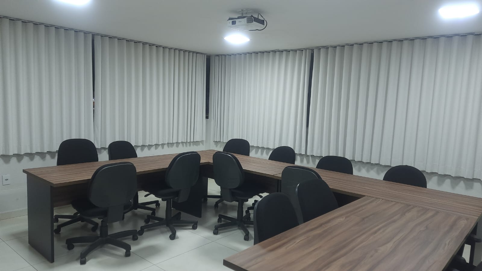 Sala Multifuncional em formato U para reuniões ampliadas