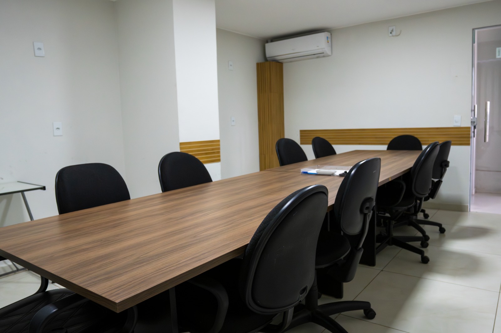 Sala de reunião executiva do Gerfermart Coworking em Ceilândia