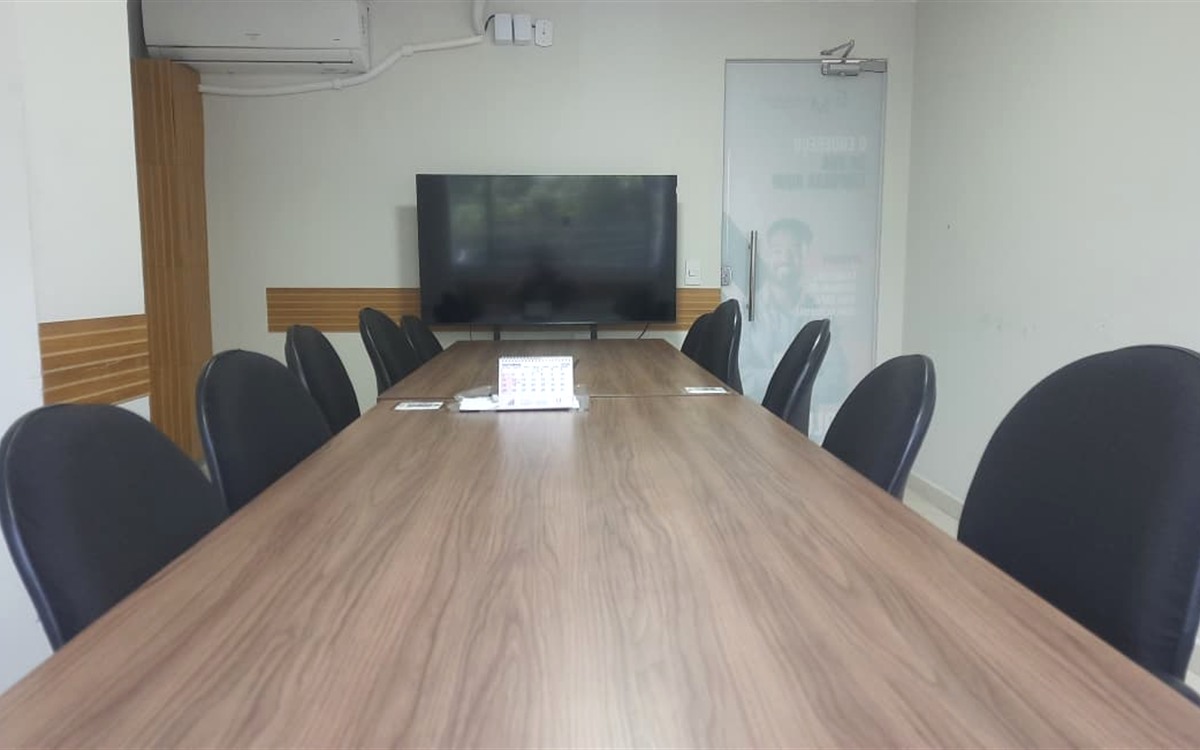 Sala de Reunião Executiva com Smart TV e mesa ampla no Gerfermart Coworking